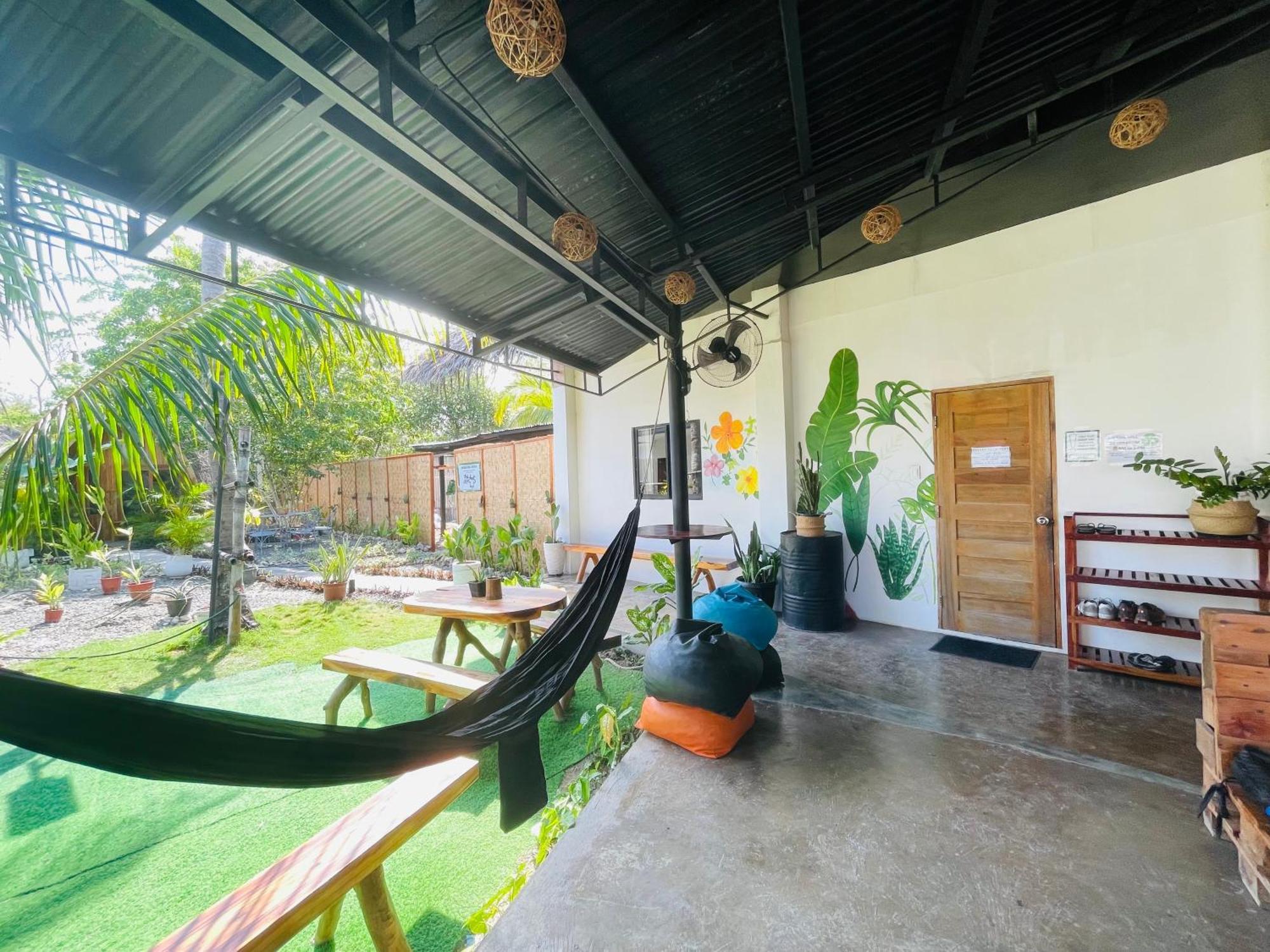 Maayong Hostel (Adults Only) Moalboal Extérieur photo